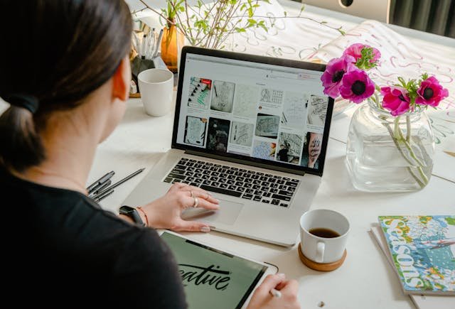 Digital Products That Sell: Create and Profit in 2025